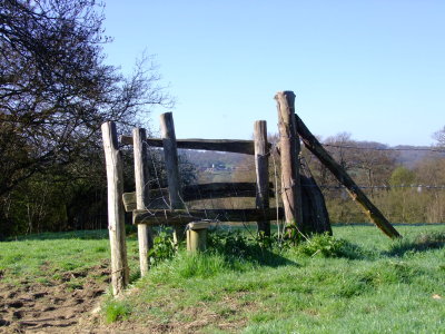 A  stile  with  an  artistic  bent.