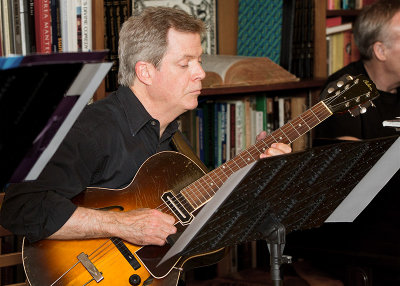 9869-Tom-Reynolds-On-Guitar