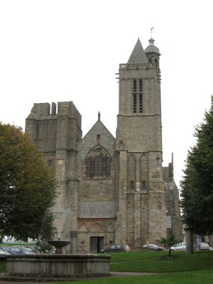 the cathedral was built in fortress style from the 12th to 16th centuries