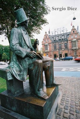 43-H.C. Andersen statue at Radhuspladsen.jpg