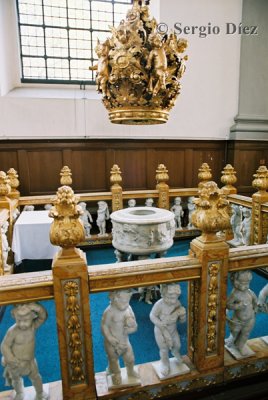 51-Interior of Vor Frelsers Kirke.jpg