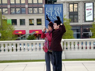 25 Millennium Park 05 - Claire & Jesus.JPG