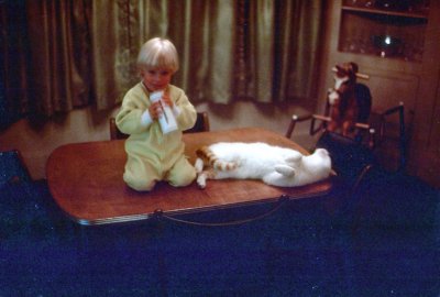 04 Erica and Fafnir on the dining room table 01.jpg