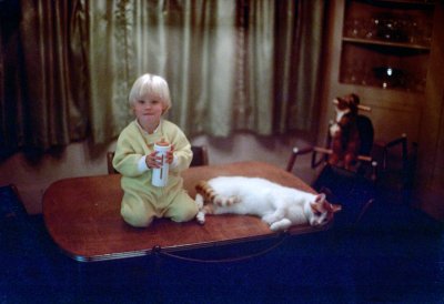 05 Erica and Fafnir on the dining room table 02.jpg
