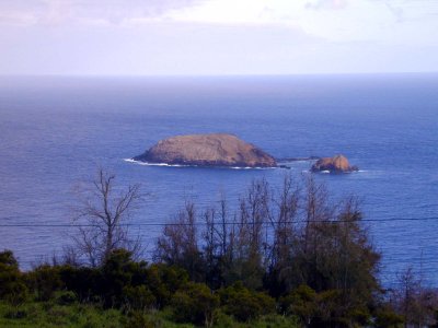 12 Moku Ho'oniki and Kanaha Rock 01.jpg