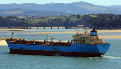 The Richard Maersk's leaving the port.