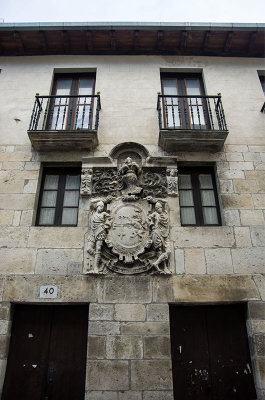 Detalle de escudo en fachada