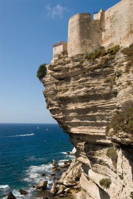 Construction a l'apic de la falaise
