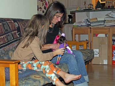 Mom and Lorelei play w/ dolls.