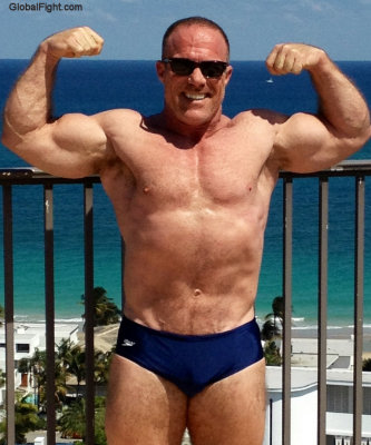 musclestud daddie flexing big arms.jpg
