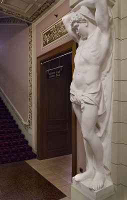 Entry statue - Hotel National