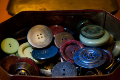 10 April - Old Button Tin