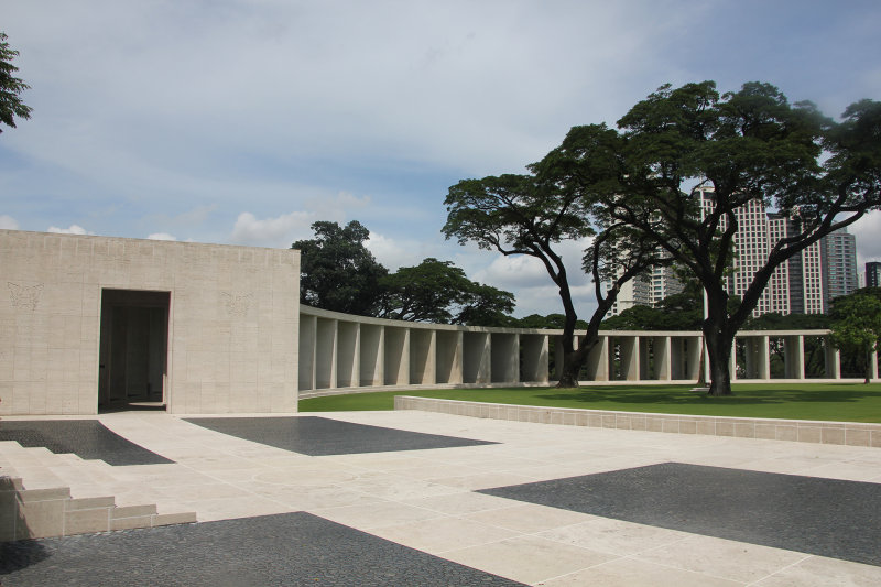 Closer view of an entrance to one of the hemicycles at the memorial plaza.