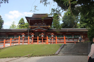  It is the shrine built for the Fujiwara family. The interior is famous for its many bronze and stone lanterns. 