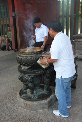 Incense burner and Buddhist worshippers outside of the Todaiji Temple.