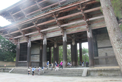 The existing Nandaimon (Great South Gate) is a reconstruction of end-12th century based on Song Dynasty style.