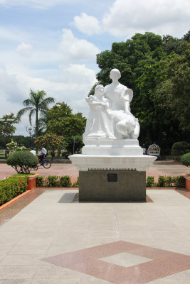 Statue in Rizal Park entitled La Madre Filipina.