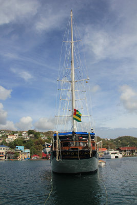Frontal view of the sailboat.