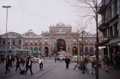 People on their way to work in front of the central train station.