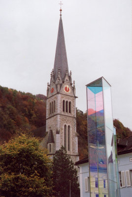 The same sculpture next to the neo-Gothic Saint Florin Pfarrkirche (parish church).