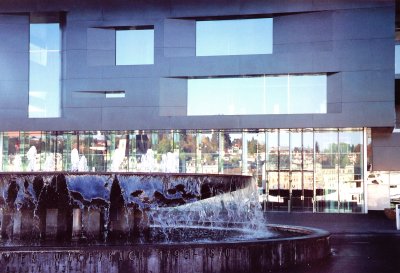 Close-up of the fountain in front of the Kunst Museum.