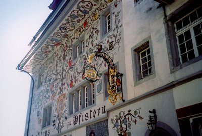 A fresco of a tree is painted on the east-wall of the Zur Pfistern (corporation building).