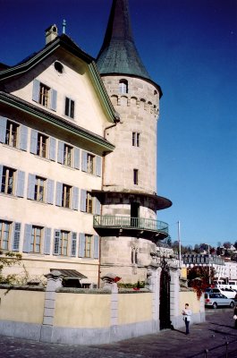 A closer view of the Haus Zur Gilgen.