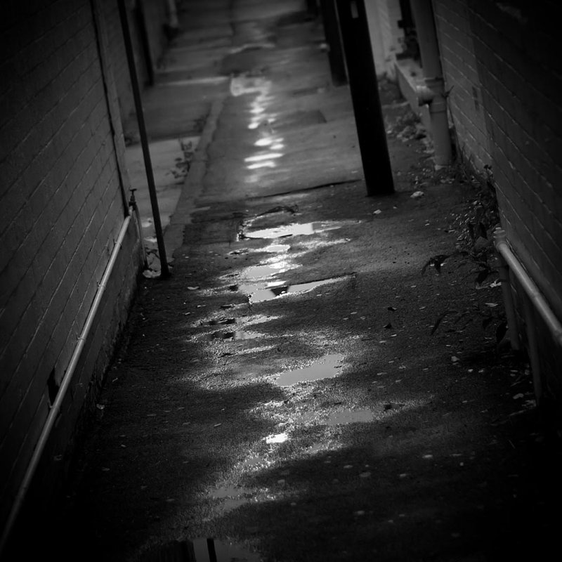 dingy alleyway w.jpg