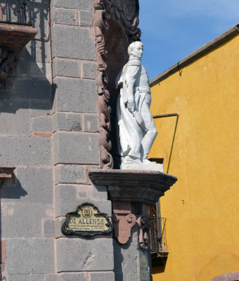 Allende statue.jpg