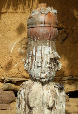 Fétiche du devin et guérisseur Sib Tadjalté (peuple Lobi) à Kerkera, Burkina Faso
