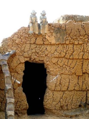 Statues des ancêtres sur le toit du devin et guérisseur Sib Tadjalté (peuple Lobi) à Kerkera, Burkina Faso