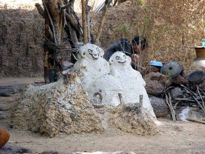 Statues des ancêtres dans la cour d´une famille Lobi  à Kampti, Burkina Faso