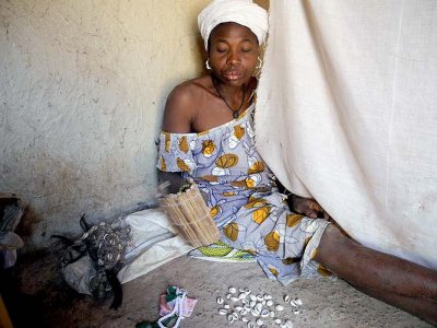 Guérisseuse et devineresse à Toumousseni (peuple Karaboro), Burkina Faso