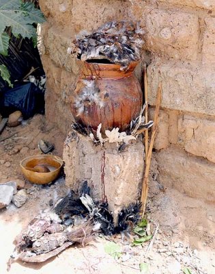 Fétiches du devin et guérisseur Kone Hamadou à Nafona (peuple Gouin), Burkina Faso