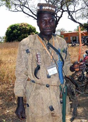 Chasseur (peuple Turka) portant des grigris qui le protègent. Burkina Faso