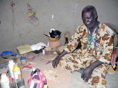 Devin et guérisseur Ouattara Soungari à Lera (peuple Senoufo), Burkina Faso
