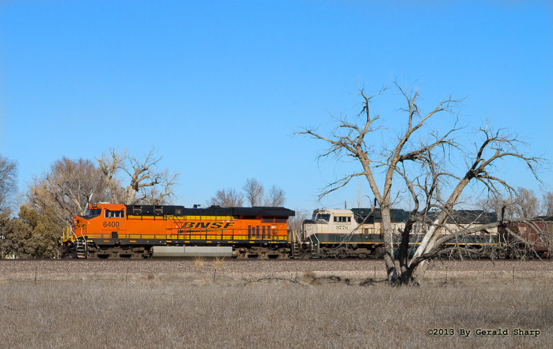 bnsf6400_west_at_roggen_2.jpg