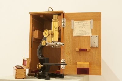 Ernst Leitz microscope 1894.jpg