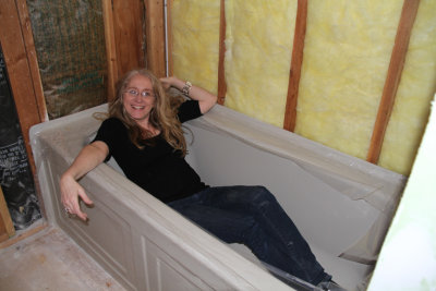 Rochelle Testing Out Guest Bathtub_042013