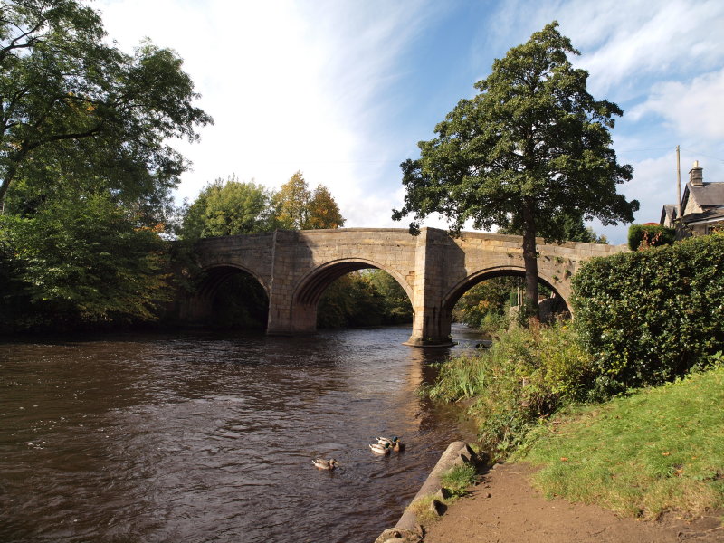 SEVENTEENTH CENTURY BRIDGE SPANS THE RIVER DERWENT AT BASLOW