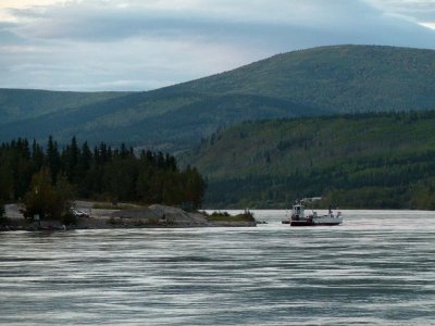 Traversier au retour du / Ferry coming back from the Top of the World Highway