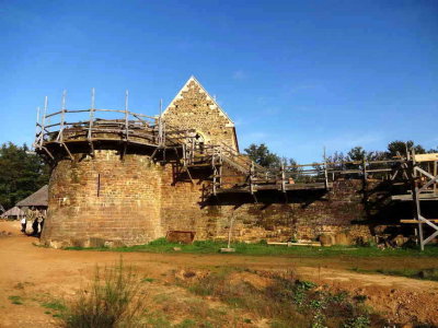 2012 la tour de la chapelle et un mur d'enceinte 