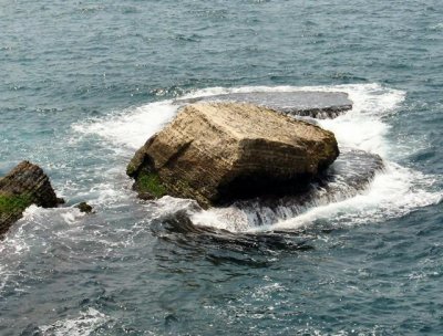 a boulder cut off, by nature, from the white rock.JPG