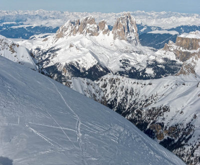 Vista desde la Marmolada, al fondo Sasso Lungo y Sasso Piatto