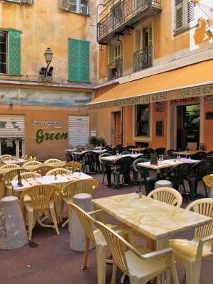 This restaurant in a little secluded small square could be appealing, but it's more suitable for a supper...