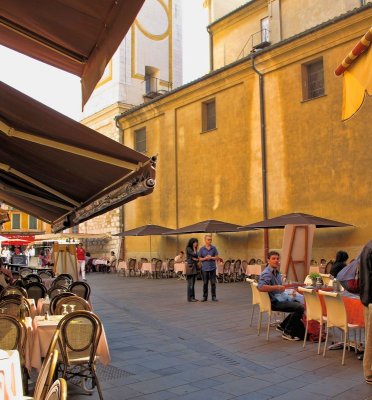 If you wish to eat in the shade, then take a table by the Cathedral wall...