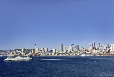 seattle skyline with cruise ship