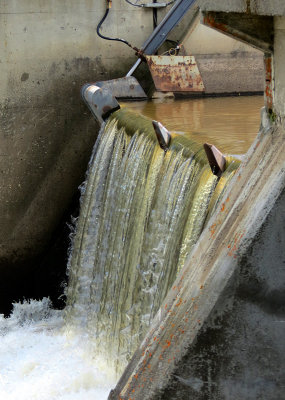 Petite chute du barrage