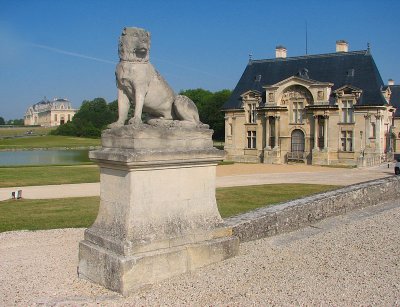 le lion entre les btiments
