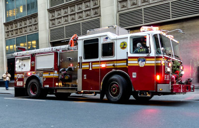 003 FDNY Eng 1 @ MVA 33rd St (3).jpg